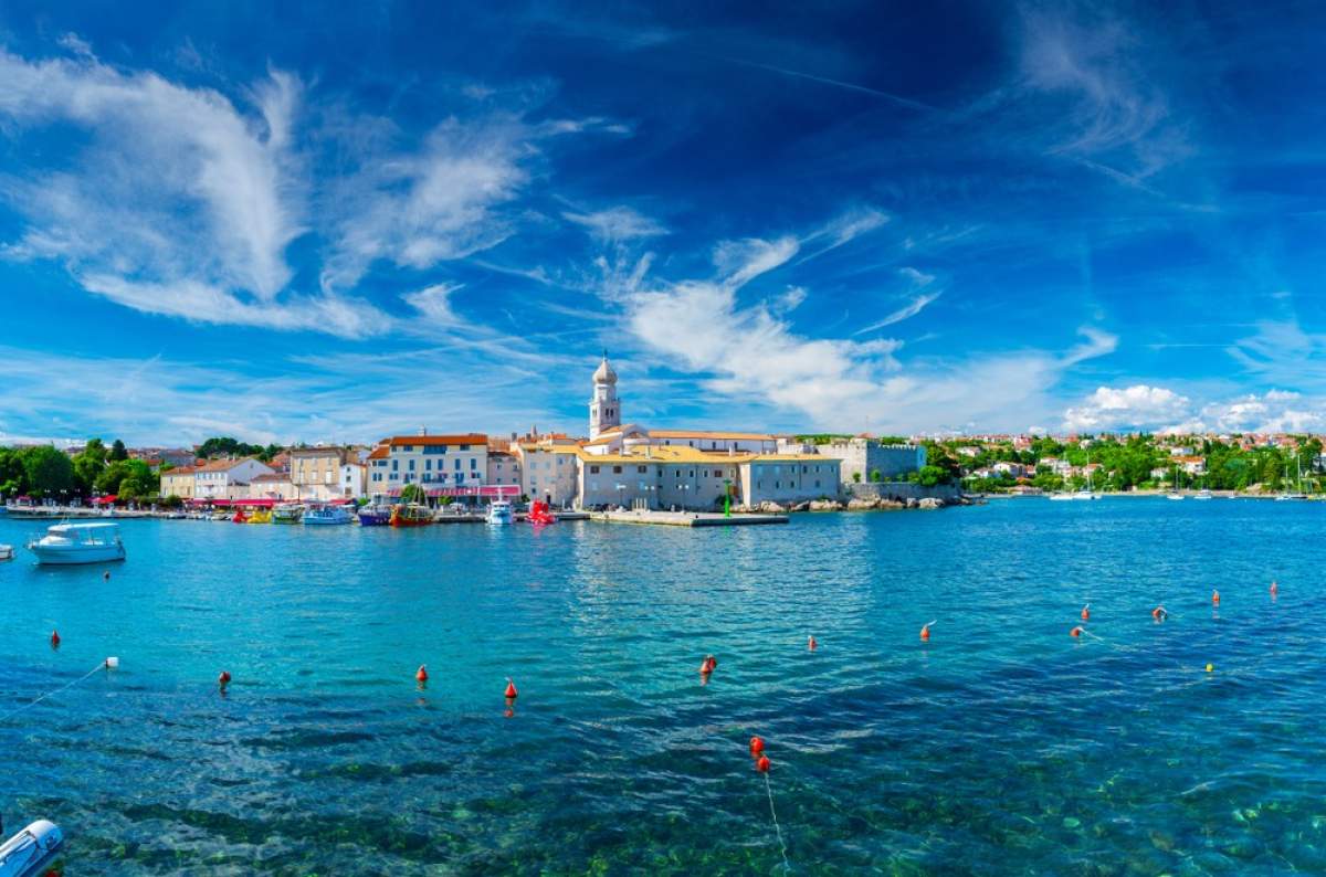 cielo azzurro intorno alla città di Krk